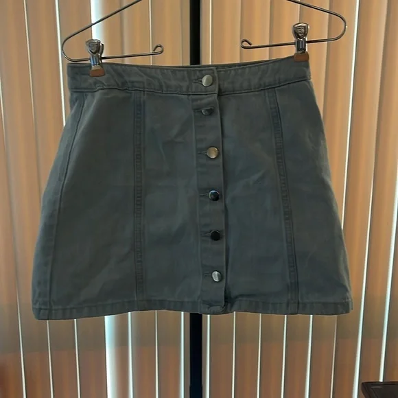 H&M Divided Women's Size 6 Light Wash Button Up Mini Jean Skirt - Picture 2 of 6